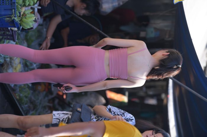 粉色的甜美瑜伽裤女孩在逛街【372P】00057-禾野套图