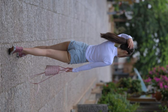 紧身牛仔短裤骑自行车的漂亮女孩【588P】00053-禾野套图