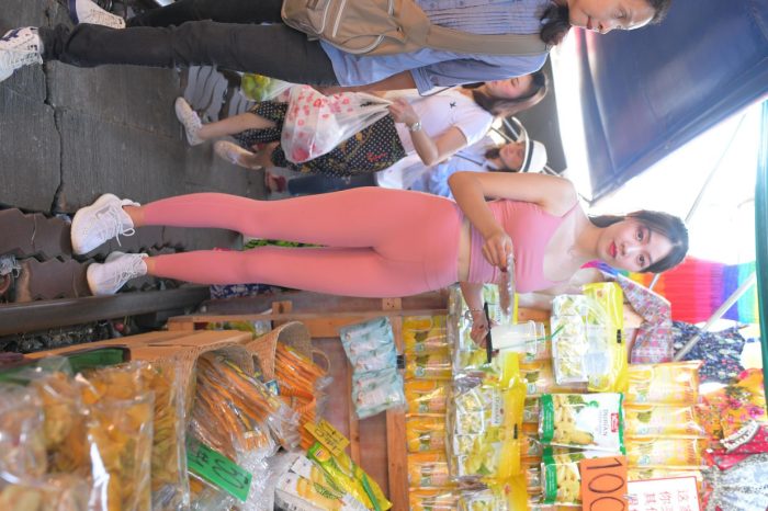 粉色的甜美瑜伽裤女孩在逛街【372P】00057-禾野套图