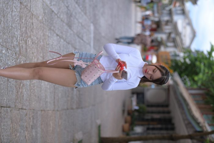 紧身牛仔短裤骑自行车的漂亮女孩【588P】00053-禾野套图