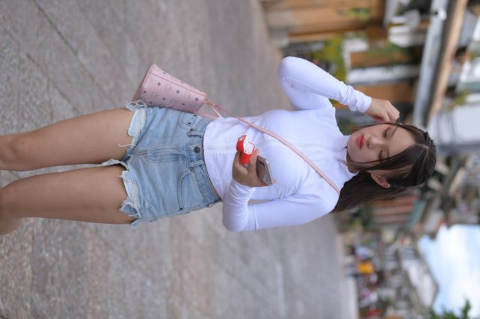 紧身牛仔短裤骑自行车的漂亮女孩【588P】00053-禾野套图