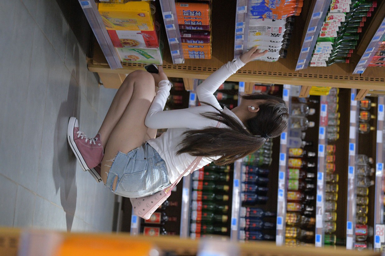 图片[5]-紧身牛仔短裤骑自行车的漂亮女孩【588P】00053-禾野套图