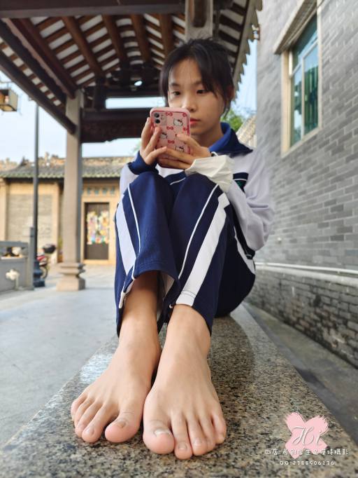 图片[4]-【免费】专心致志玩手机的女孩【42P】20028-禾野套图