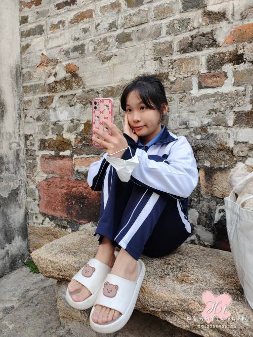 图片[5]-【免费】专心致志玩手机的女孩【42P】20028-禾野套图