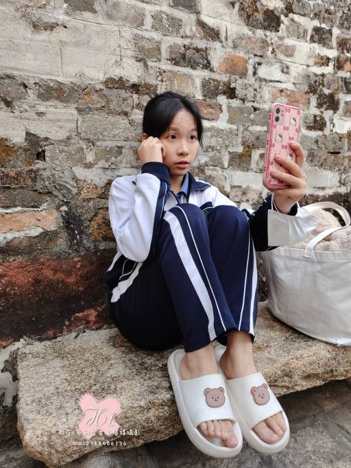 图片[6]-【免费】专心致志玩手机的女孩【42P】20028-禾野套图