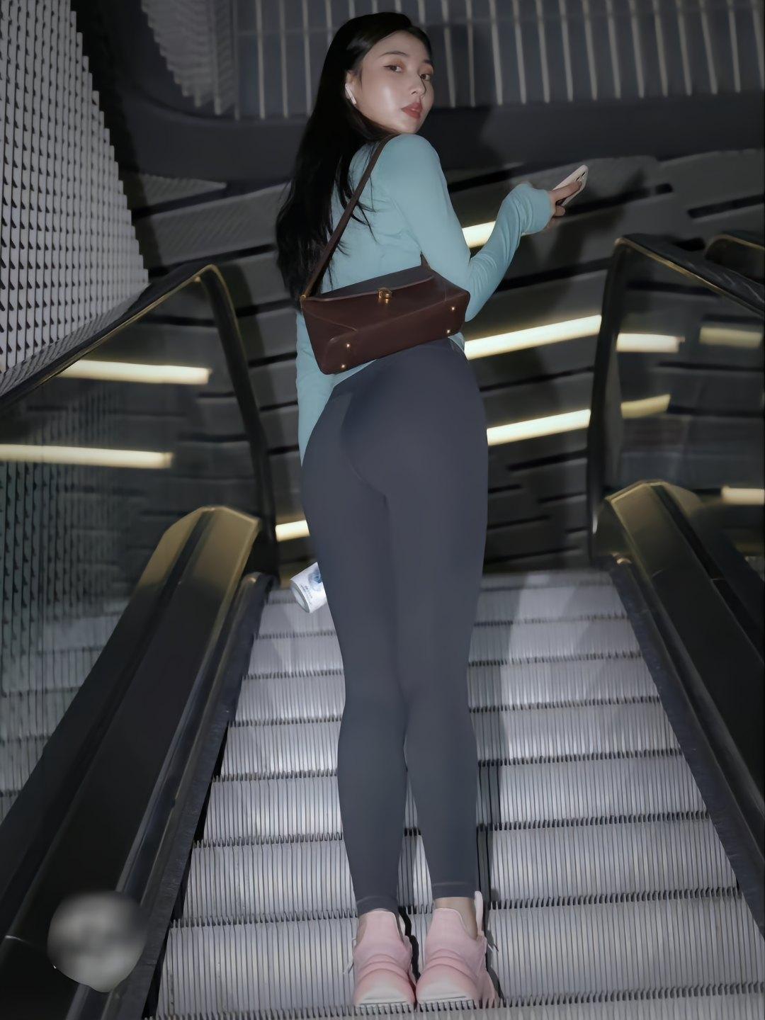 图片[1]-晚上逛商场的瑜伽裤漂亮女孩J2244 225P2V-15.1GB-禾野套图