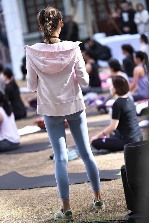 图片[2]-在广场看热闹的瑜伽裤女人-禾野套图