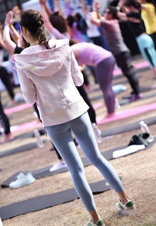 在广场看热闹的瑜伽裤女人-禾野套图