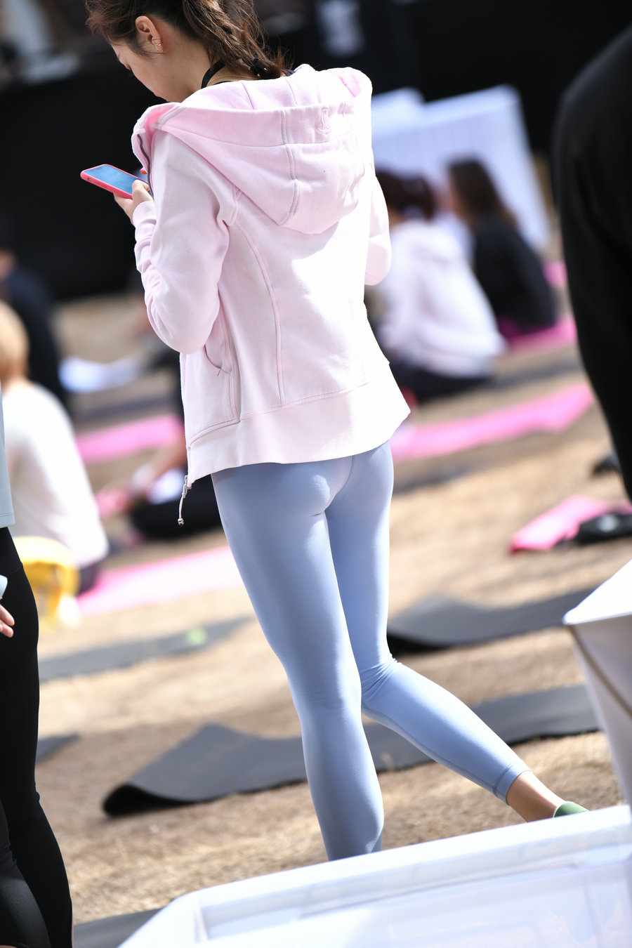 图片[3]-在广场看热闹的瑜伽裤女人-禾野套图