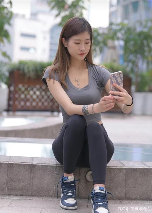 图片[1]-有小虎牙非常甜美的瑜伽裤女孩-禾野套图