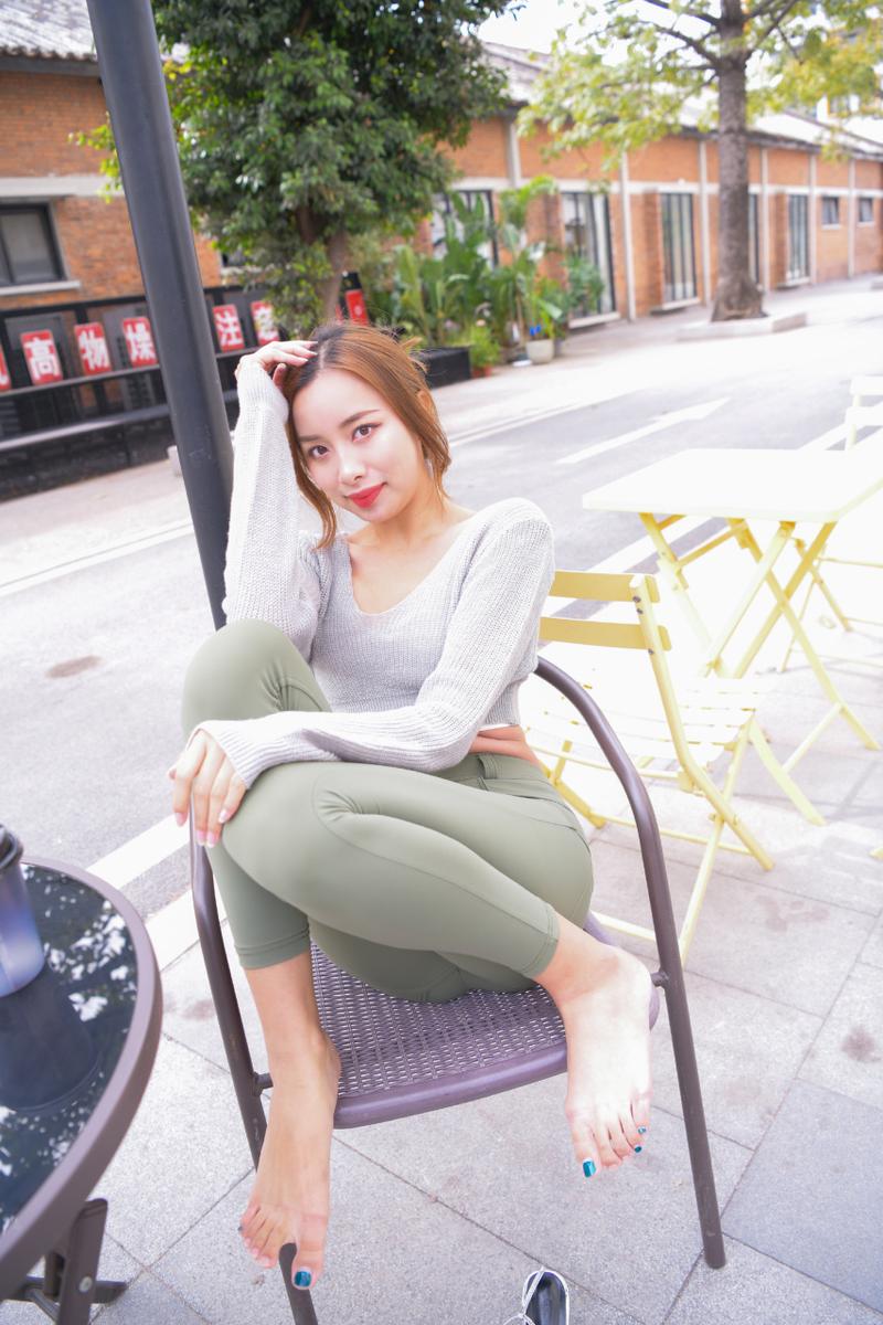 图片[3]-非常可爱的瑜伽裤女孩坐在凳子上 J1520 998P1V-26.5GB-禾野套图