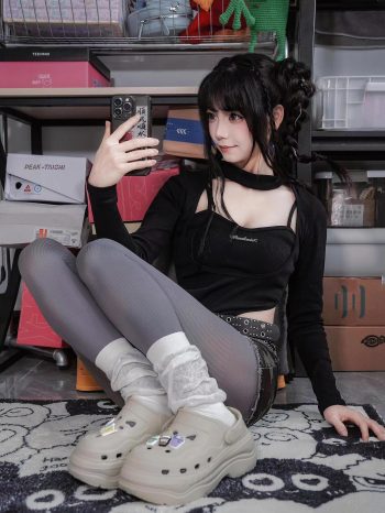 图片[8]-牛仔热裤+灰丝姑娘玩自拍-禾野套图