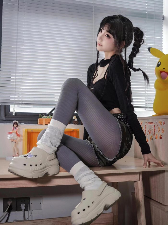 牛仔热裤+灰丝姑娘玩自拍-禾野套图