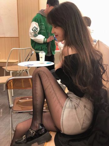 图片[3]-牛仔短裤+黑丝，太好看了吧-禾野套图