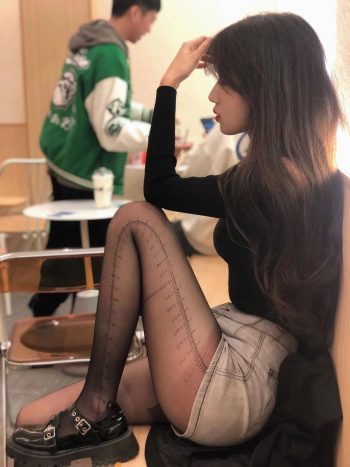 图片[1]-牛仔短裤+黑丝，太好看了吧-禾野套图