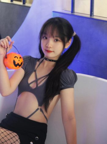 图片[5]-网格丝袜的清纯双马尾小姑娘-禾野套图