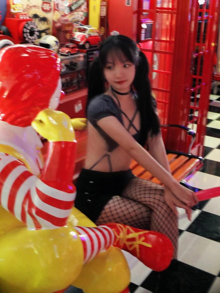 网格丝袜的清纯双马尾小姑娘-禾野套图