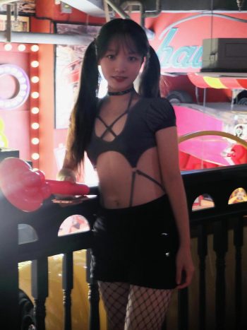 图片[2]-网格丝袜的清纯双马尾小姑娘-禾野套图