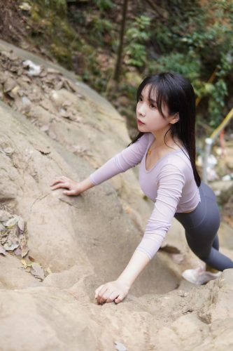 图片[8]-穿瑜伽裤爬山的长发少女-禾野套图