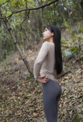 图片[5]-穿瑜伽裤爬山的长发少女-禾野套图