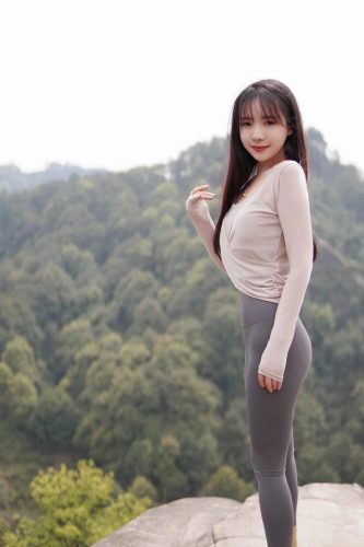 图片[3]-穿瑜伽裤爬山的长发少女-禾野套图