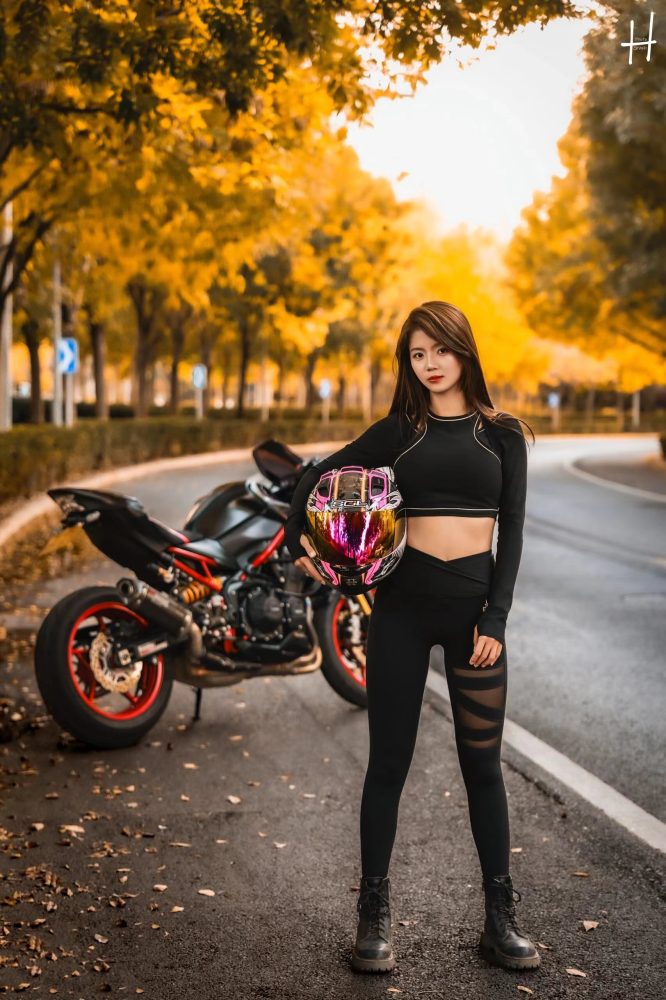 骑摩托车的瑜伽裤美女身材太好了！-禾野套图